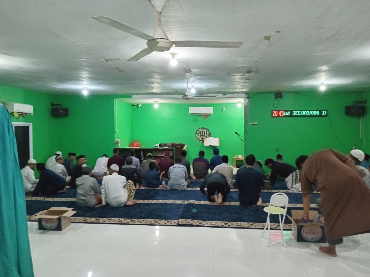 Suasana dalam masjid al amanah taruma jaya